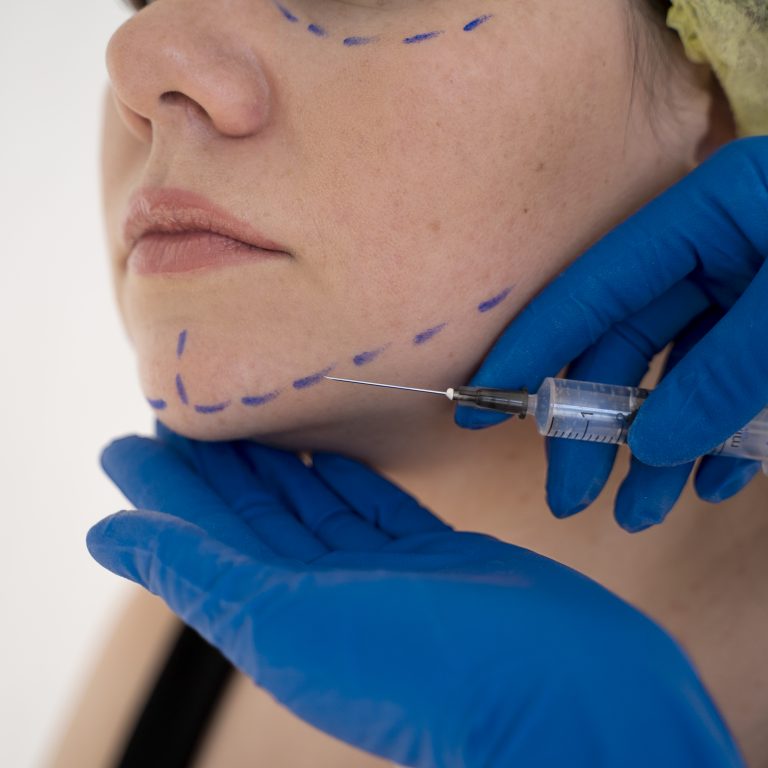 cerrar-manos-dando-inyeccion-mujer-joven