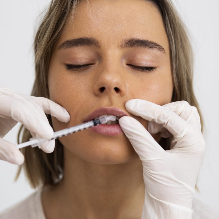 mujer-de-cerca-recibiendo-relleno-de-labios-en-la-clinica